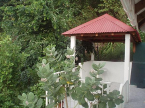 Studio de charme au coeur du village, belle vue baie des Saintes, proche débarcadère et commodités
